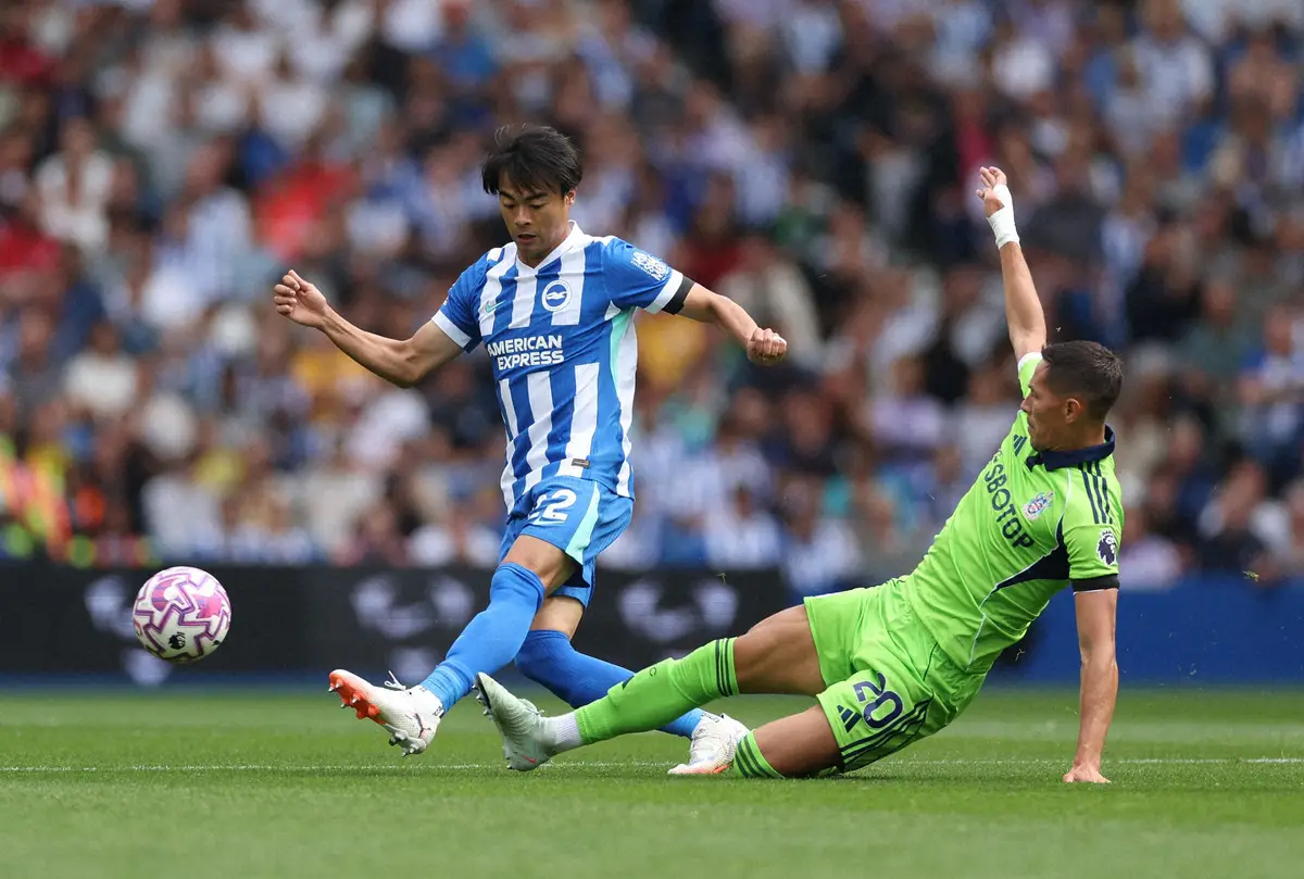 【画像・写真】フラム戦の前半、競り合うブライトン・三笘（左）（ロイター）