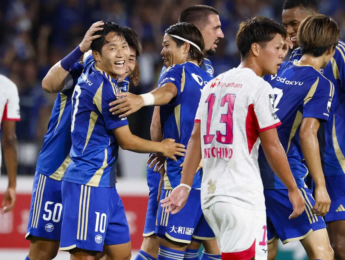 【画像・写真】前半、先制ゴールを決め、祝福される町田・羅相浩（左手前）