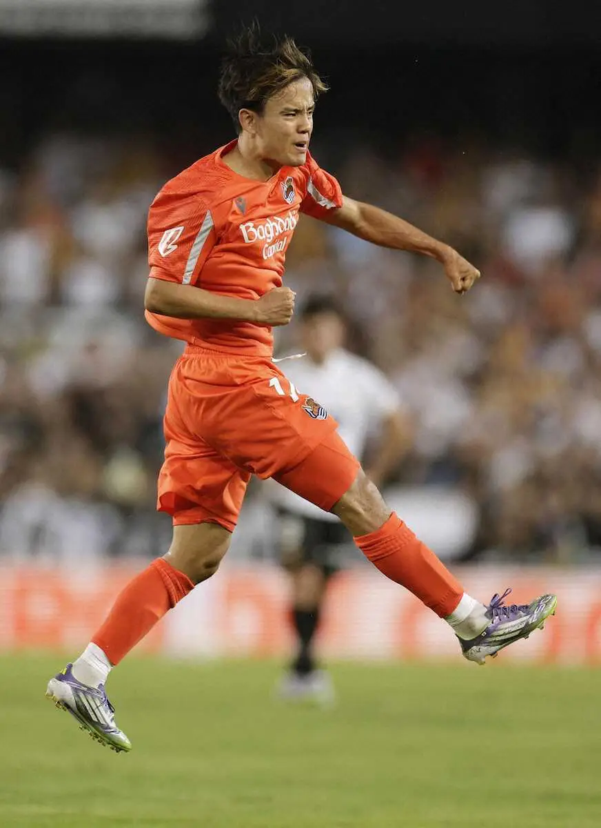 【画像・写真】バレンシア戦の後半、同点ゴールを決め喜ぶレアル・ソシエダードの久保