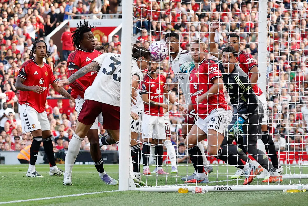 【画像・写真】マンチェスターU戦の前半、ゴールを決めたアーセナルDFカラフィオーリ（左から3人目）（ロイター）