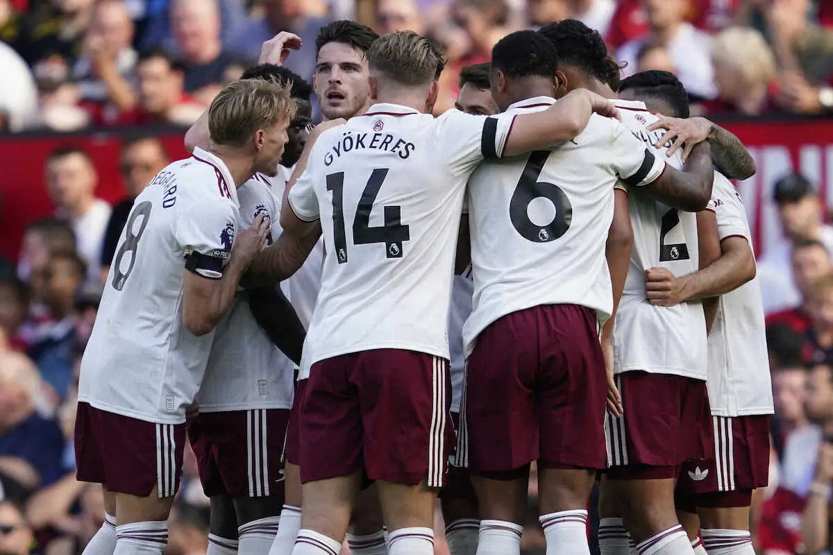 【画像・写真】マンチェスターU戦の前半、先制ゴールが決まり喜ぶアーセナルイレブン（AP）