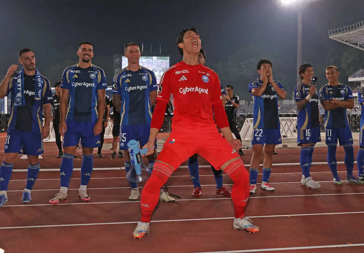 【画像・写真】＜町田・G大阪＞試合後、サポーターと勝利の喜びを分かち合う谷（中）ら町田イレブン（撮影・西海健太郎）