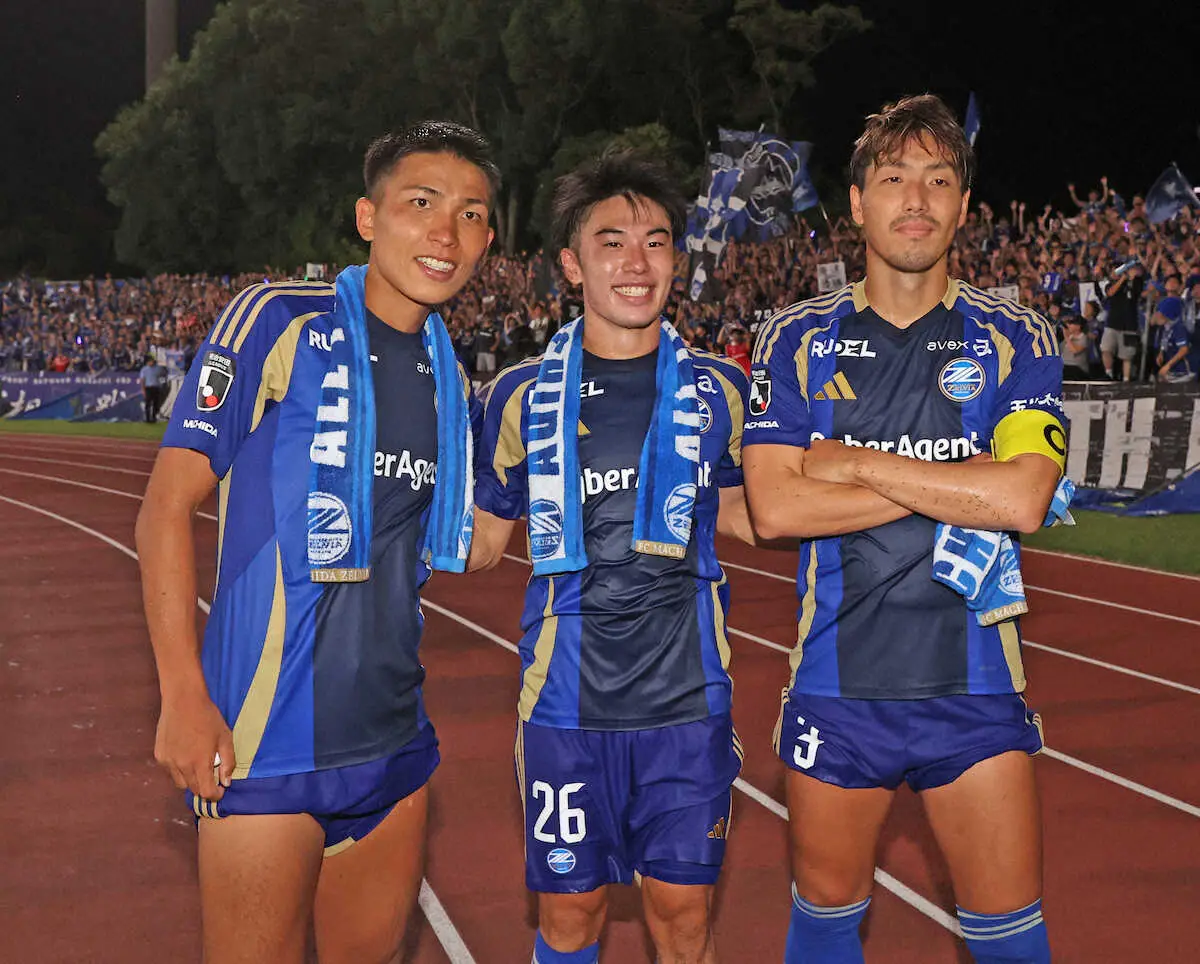 【画像・写真】＜町田・G大阪＞試合後、写真に納まる町田の（左から）西村、林、昌子（撮影・西海健太郎）