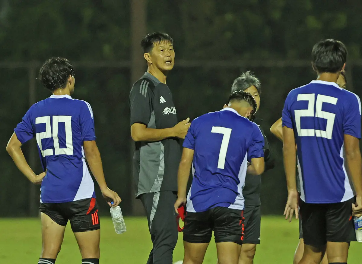 【画像・写真】Uー19日本代表練習で指示を出す・船越監督（左から２人目）（撮影・西海健太郎）