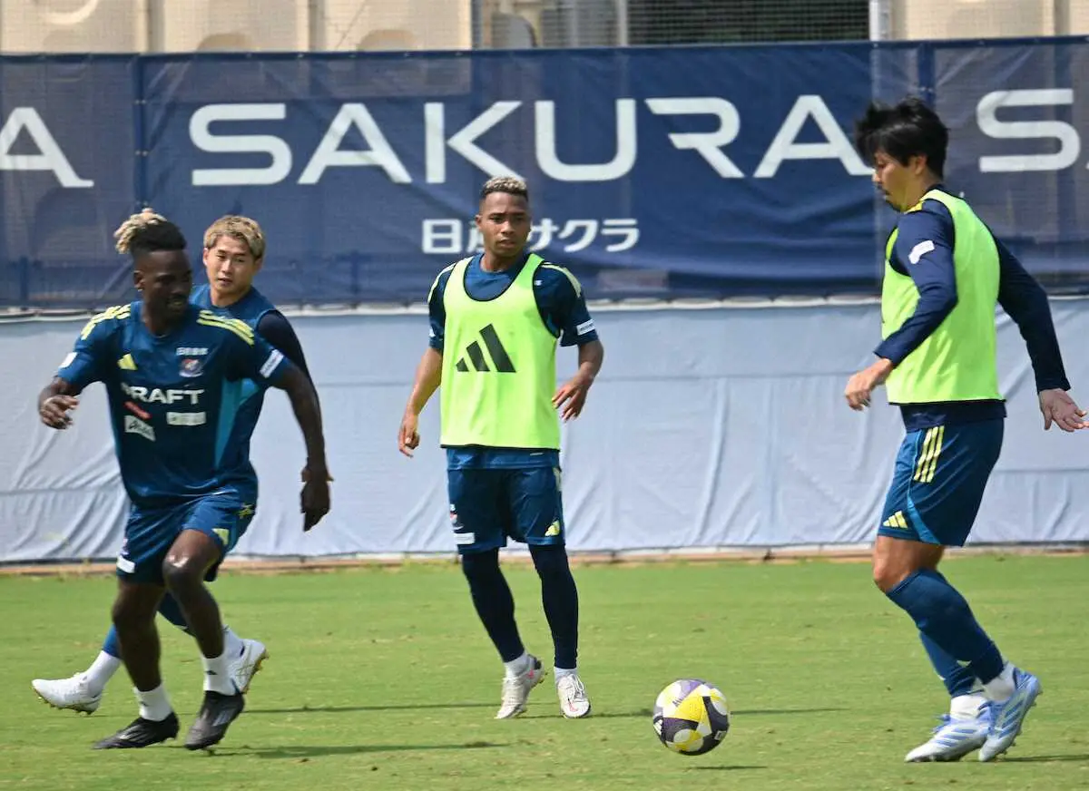 【画像・写真】横浜M　暫定首位・町田戦へ調整　オナイウ情滋＆クルークスも軽快な動き　降格圏脱出狙う