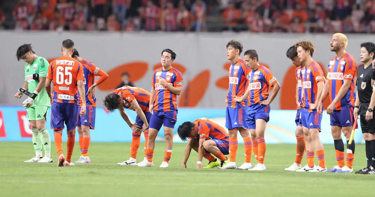 【画像・写真】＜新潟・鹿島＞鹿島に敗れた新潟イレブン（撮影・村上　大輔）