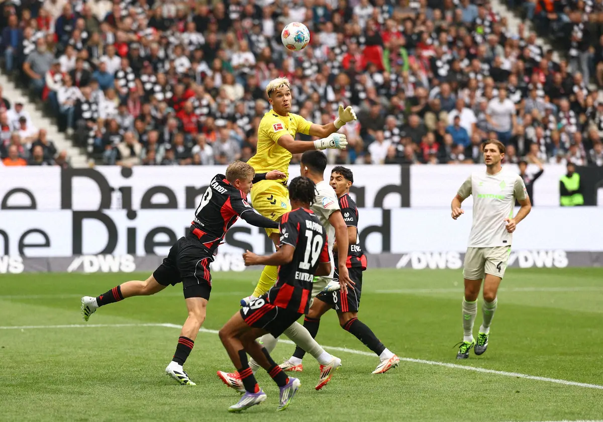 【画像・写真】Eフランクフルト戦の前半、ゴール前で競り合うブレーメンGK長田（中央上）（ロイター）