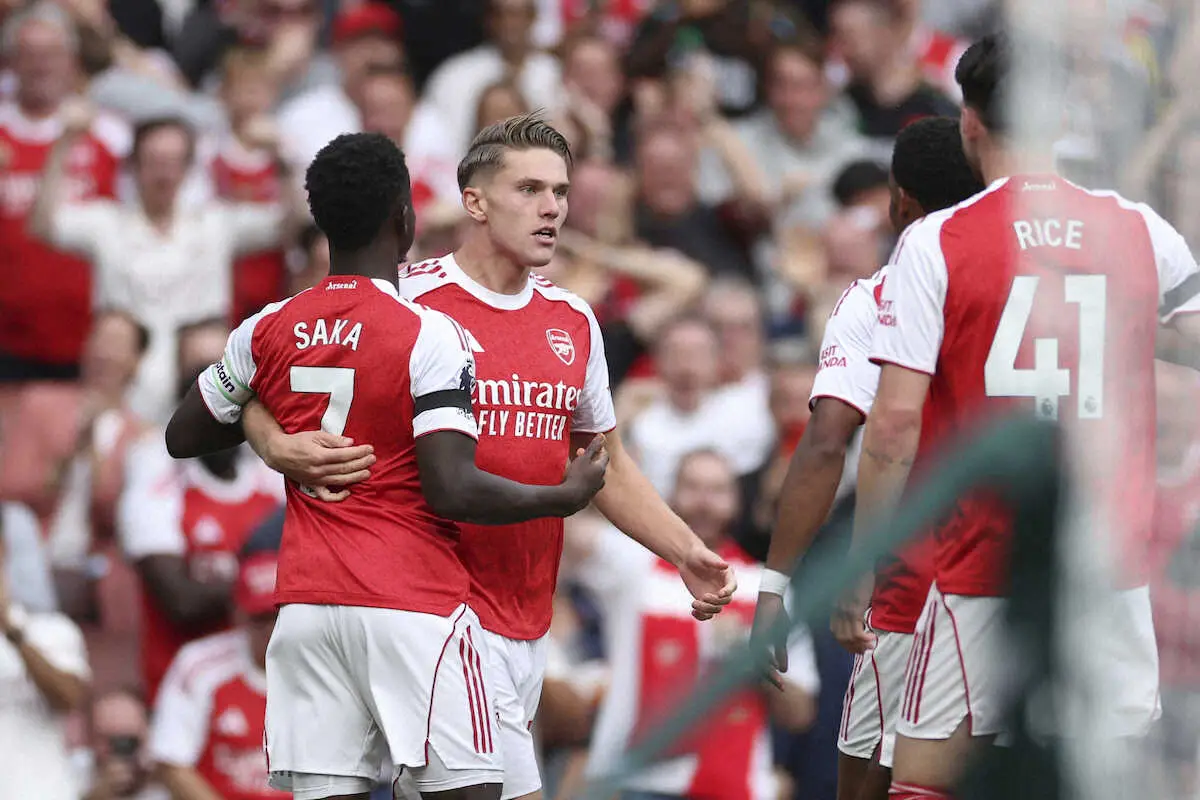 【画像・写真】リーズ戦の後半、移籍後初ゴールを決め喜ぶアーセナルFWギョケレス（左から2人目）（AP）