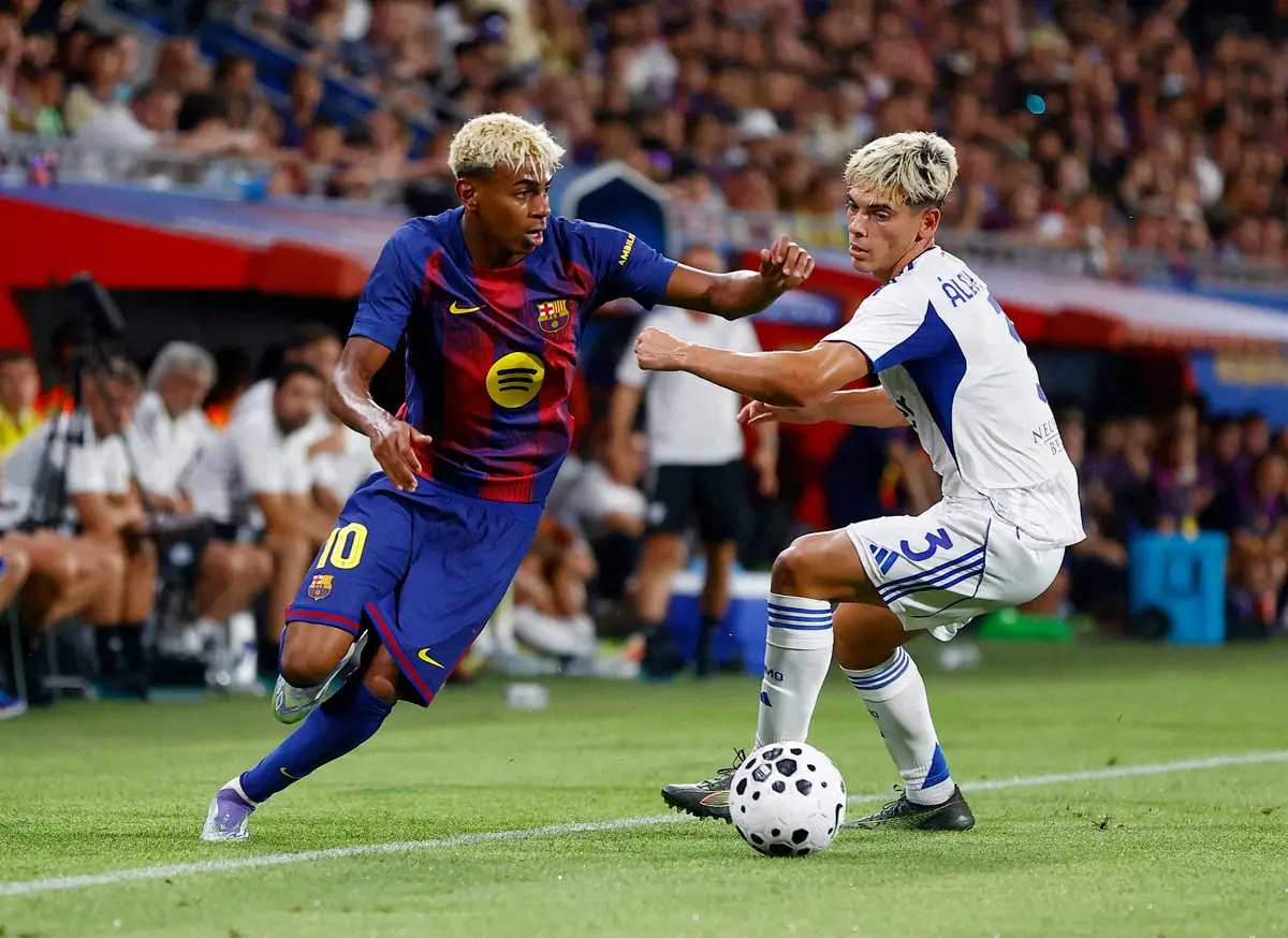 【画像・写真】切れのあるドリブルが得意なバルセロナのスペイン代表・ヤマル（左）（ロイター）