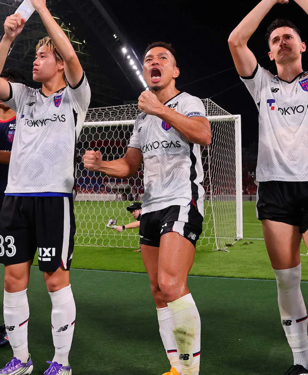 【画像・写真】天皇杯準々決勝勝利し、ファンに向かってガッツポーズの長友（中央）（撮影・光山　貴大）