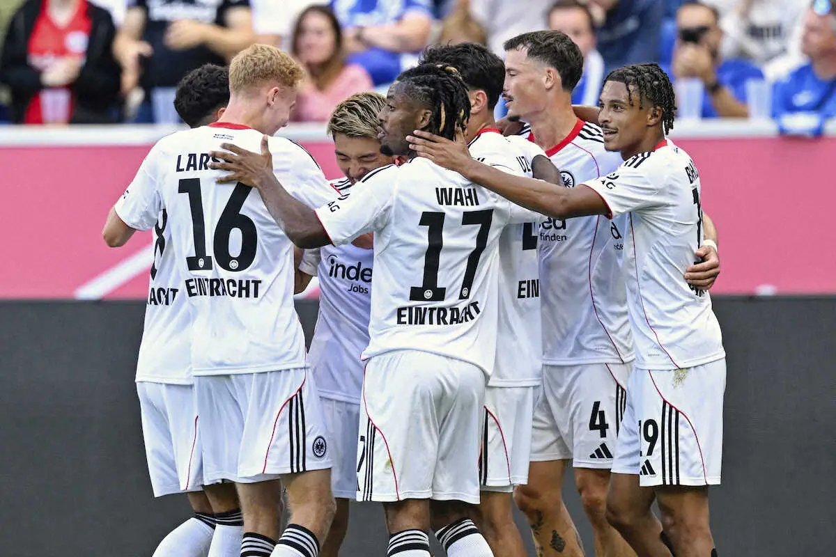 【画像・写真】ホッフェンハイム戦の前半、ゴールを決めチームメートから祝福され笑顔のEフランクフルト・堂安（左から3人目）（AP）