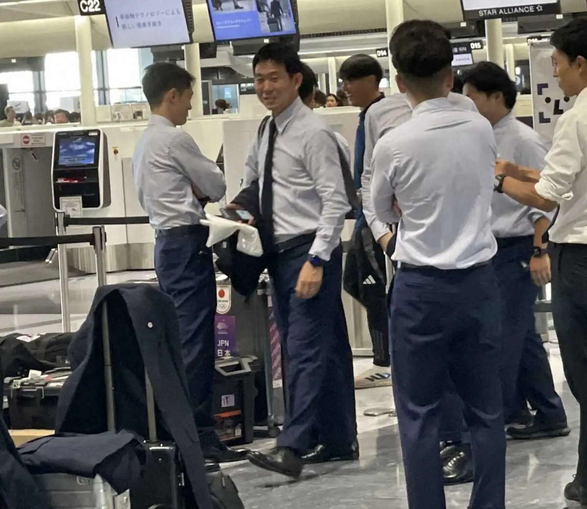【画像・写真】日本代表・森保監督、米国遠征へ「iPad、パソコン、テレビで」3画面視聴で国内組チェック後に出発