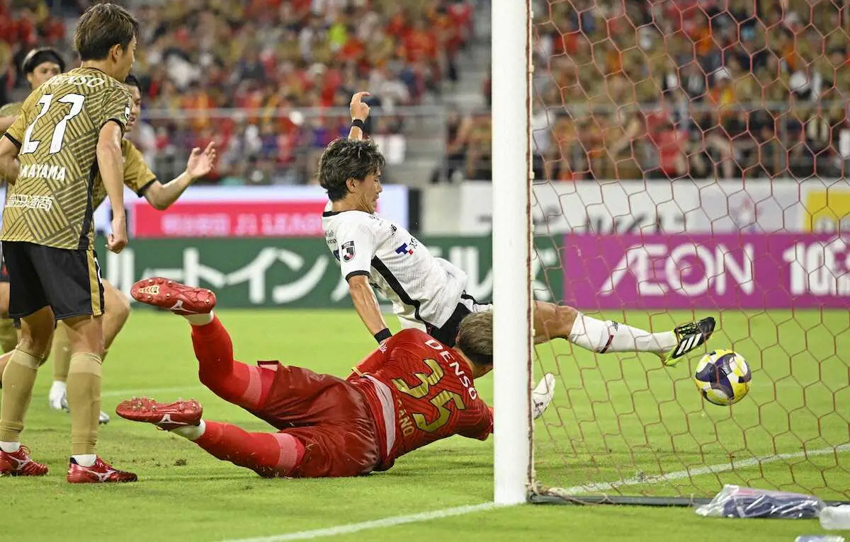 【画像・写真】＜名古屋―FC東京＞後半、同点ゴールを決めるFC東京・遠藤