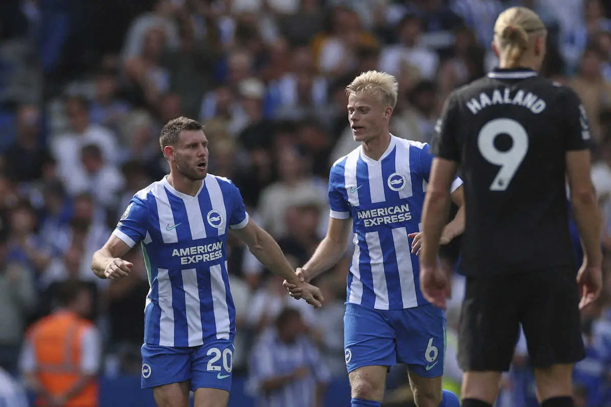【画像・写真】マンチェスターU戦の後半、同点ゴールを決めたブライトンのミルナー（左）（AP）