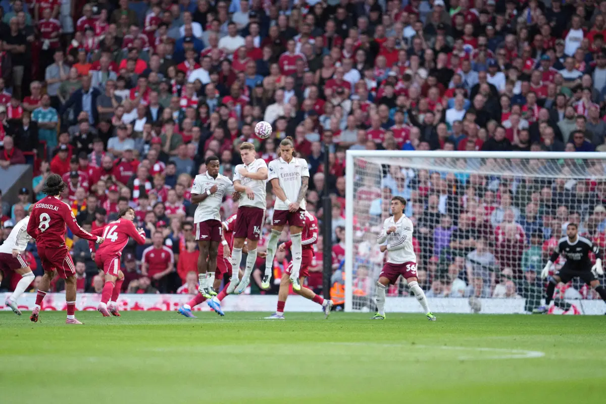 【画像・写真】アーセナル戦の後半、フリーキックからゴールを決めたリバプールMFソボスライ（左端8番）（ロイター）