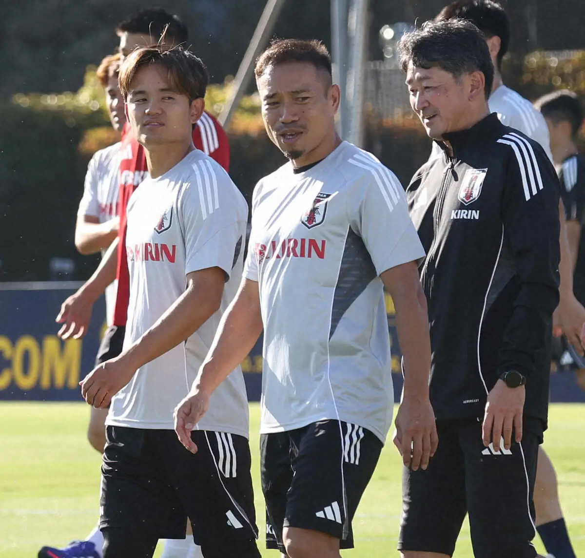 【画像・写真】＜サッカー日本代表練習＞練習に臨む長友（中）、久保（左）ら（撮影・西海健太郎）