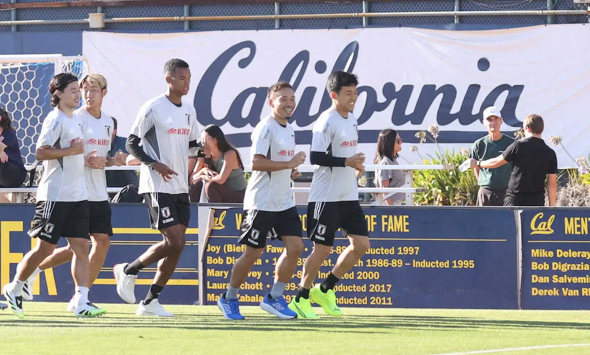【画像・写真】＜サッカー日本代表練習＞練習に臨む（右から）遠藤、長友ら（撮影・西海健太郎）