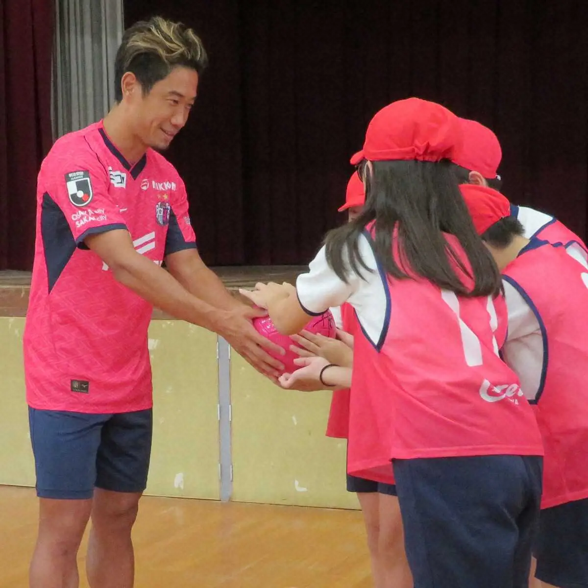 【画像・写真】C大阪・香川真司が小学校を訪問してボールを寄贈「子供たちの純粋な言葉にパワーをもらった」