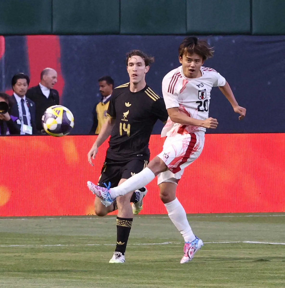 【画像・写真】＜メキシコ・日本＞前半、シュートを放つ久保（右）（撮影・西海健太郎）