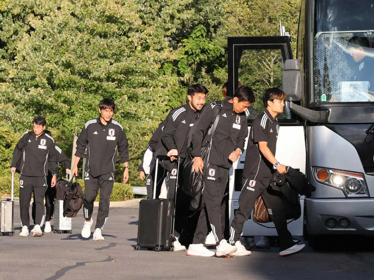 【画像・写真】＜サッカー日本代表移動＞コロンバスの宿舎に到着した久保（右）、菅原（右から3人目）ら（撮影・西海健太郎）