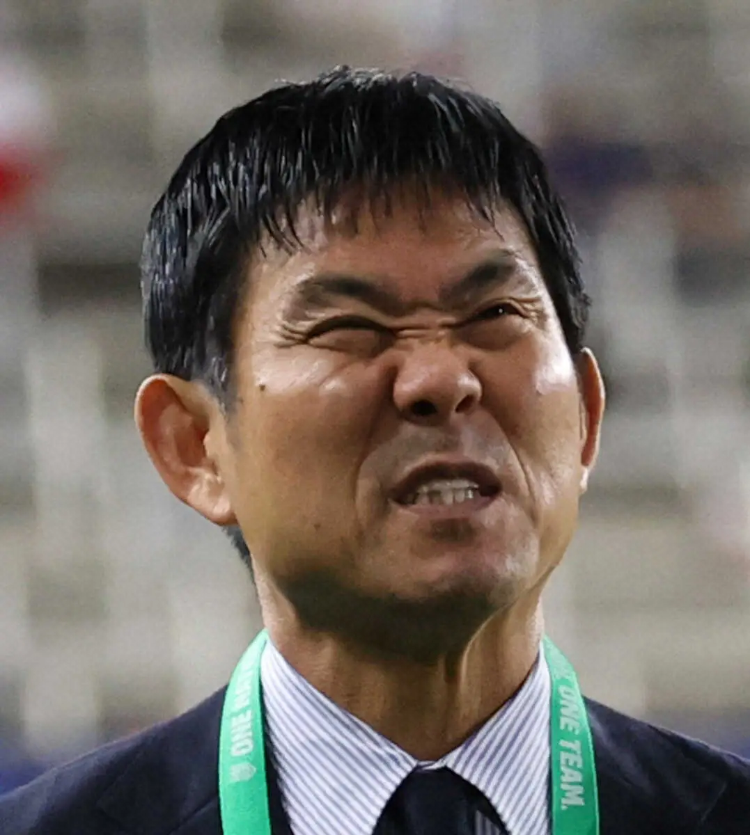 【画像・写真】＜米国・日本＞引き揚げる際に、サポーターに対して申し訳なさそうな表情をする森保監督（撮影・西海健太郎）