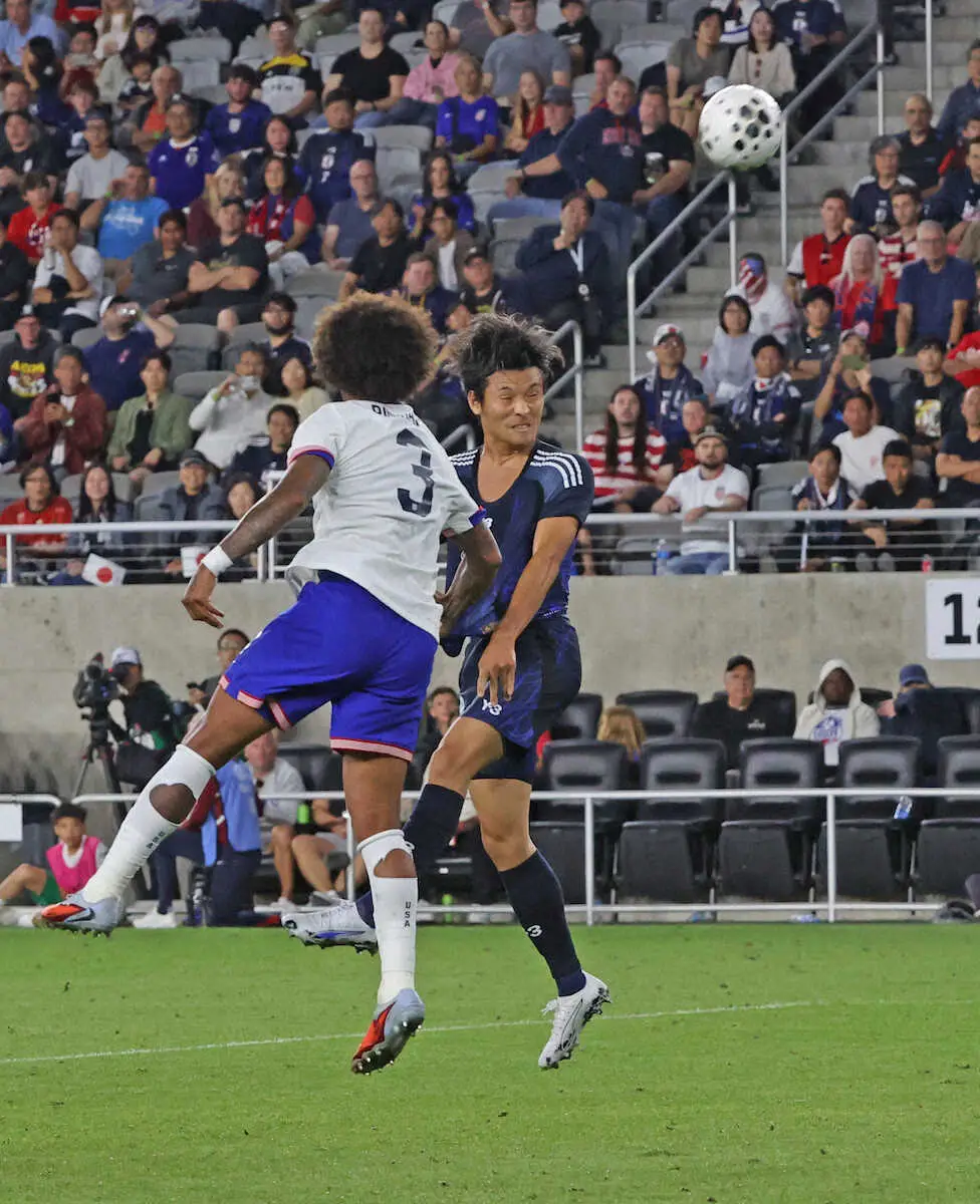 【画像・写真】＜米国・日本＞後半、ヘディングシュートを放つ町野（右）（撮影・西海健太郎）