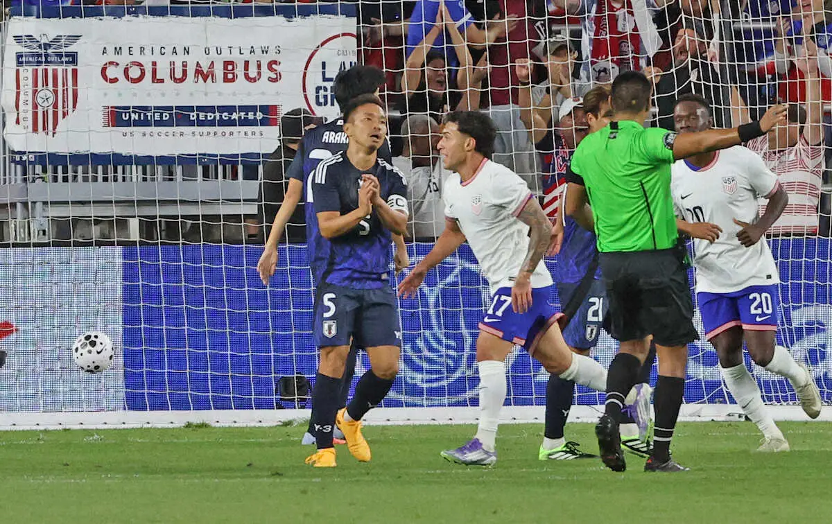 【画像・写真】＜米国・日本＞前半、ゼンデハス（右から3人目）にゴールを決められ厳しい表情の長友（左）ら（撮影・西海健太郎）