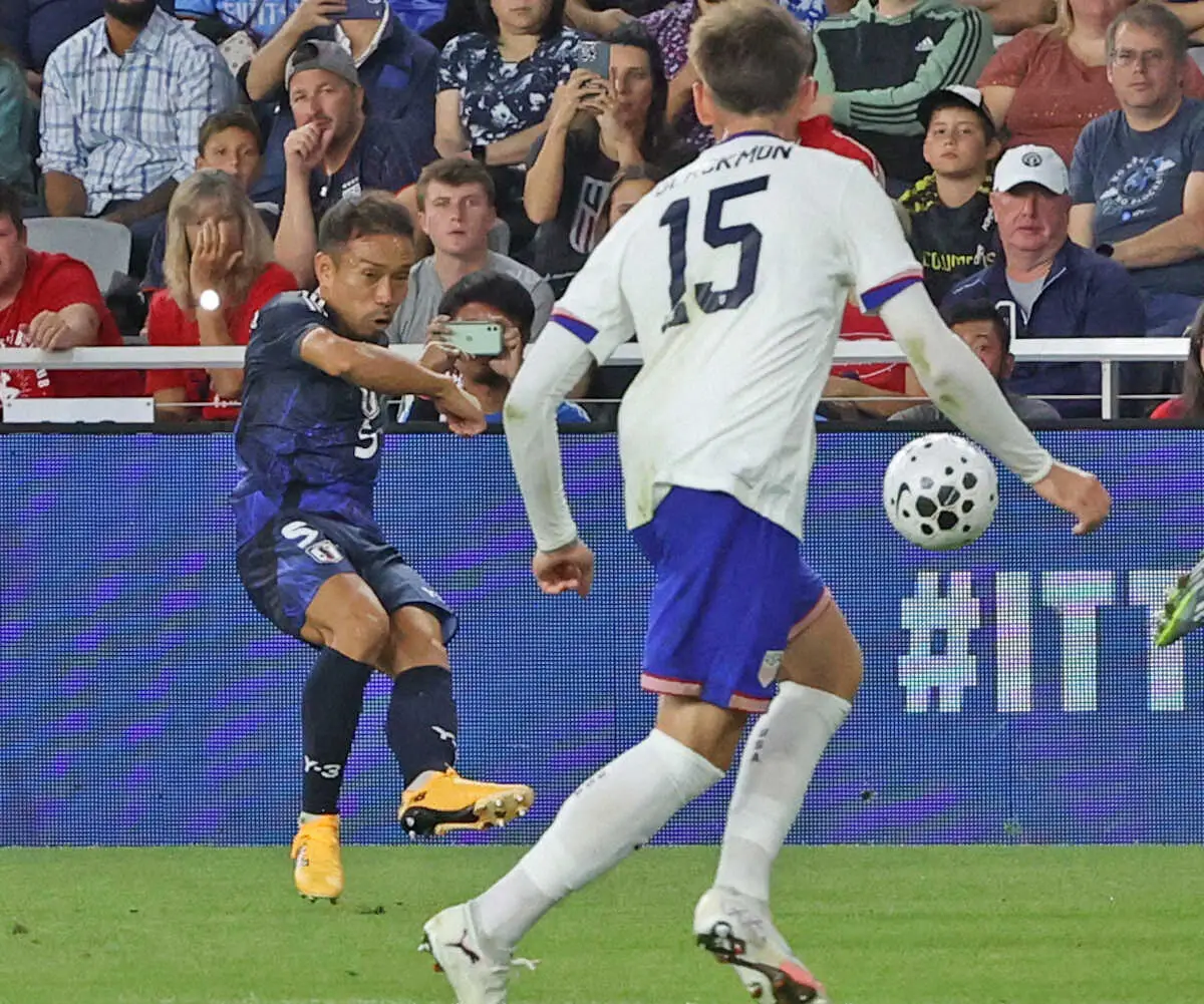 【画像・写真】＜米国・日本＞前半、クロスをあげる長友（左）（撮影・西海健太郎）