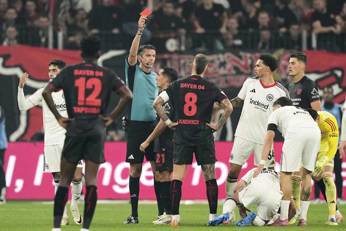 【画像・写真】Eフランクフルト戦の後半、堂安（右下）への反則で退場となったレーバークーゼンのMFアンドリッヒ（中央8番）（AP）
