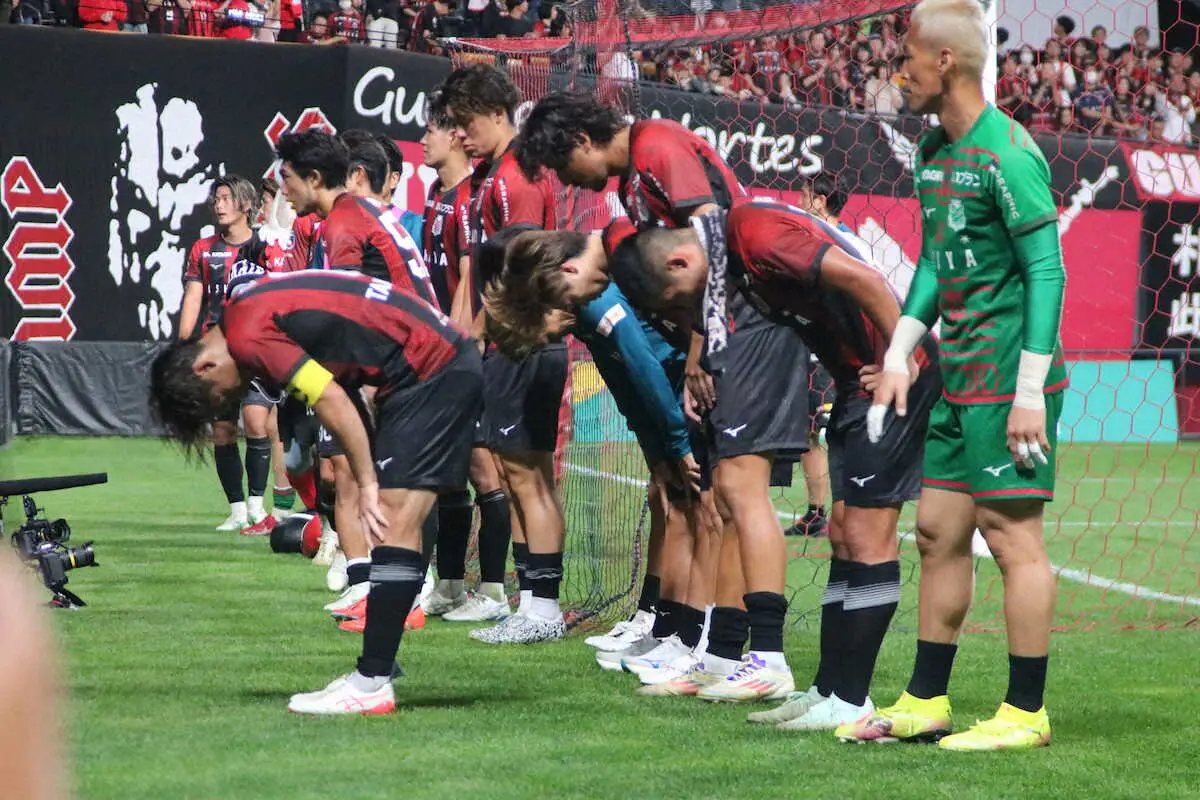【画像・写真】試合後にサポーターへ挨拶する札幌の選手たち