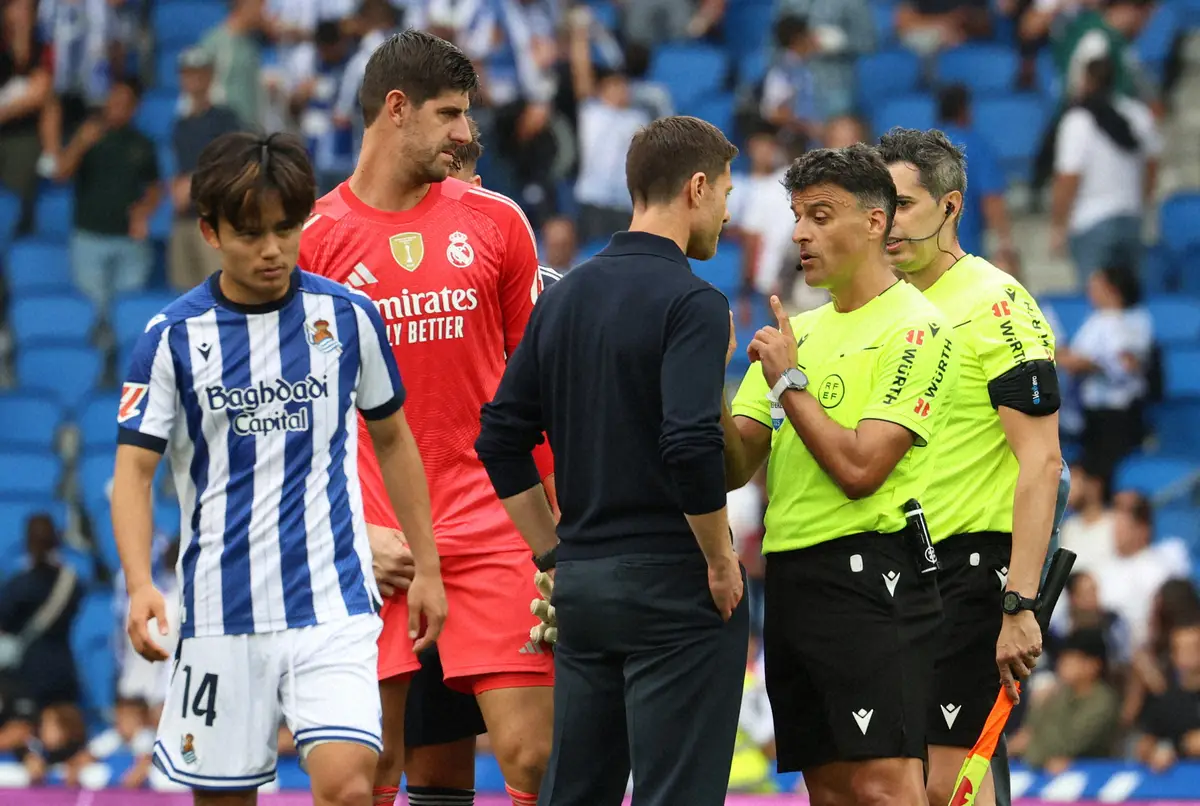 【画像・写真】Rソシエダード戦で主審と話すRマドリードのアロンソ監督（中央）。左端は久保（ロイター）