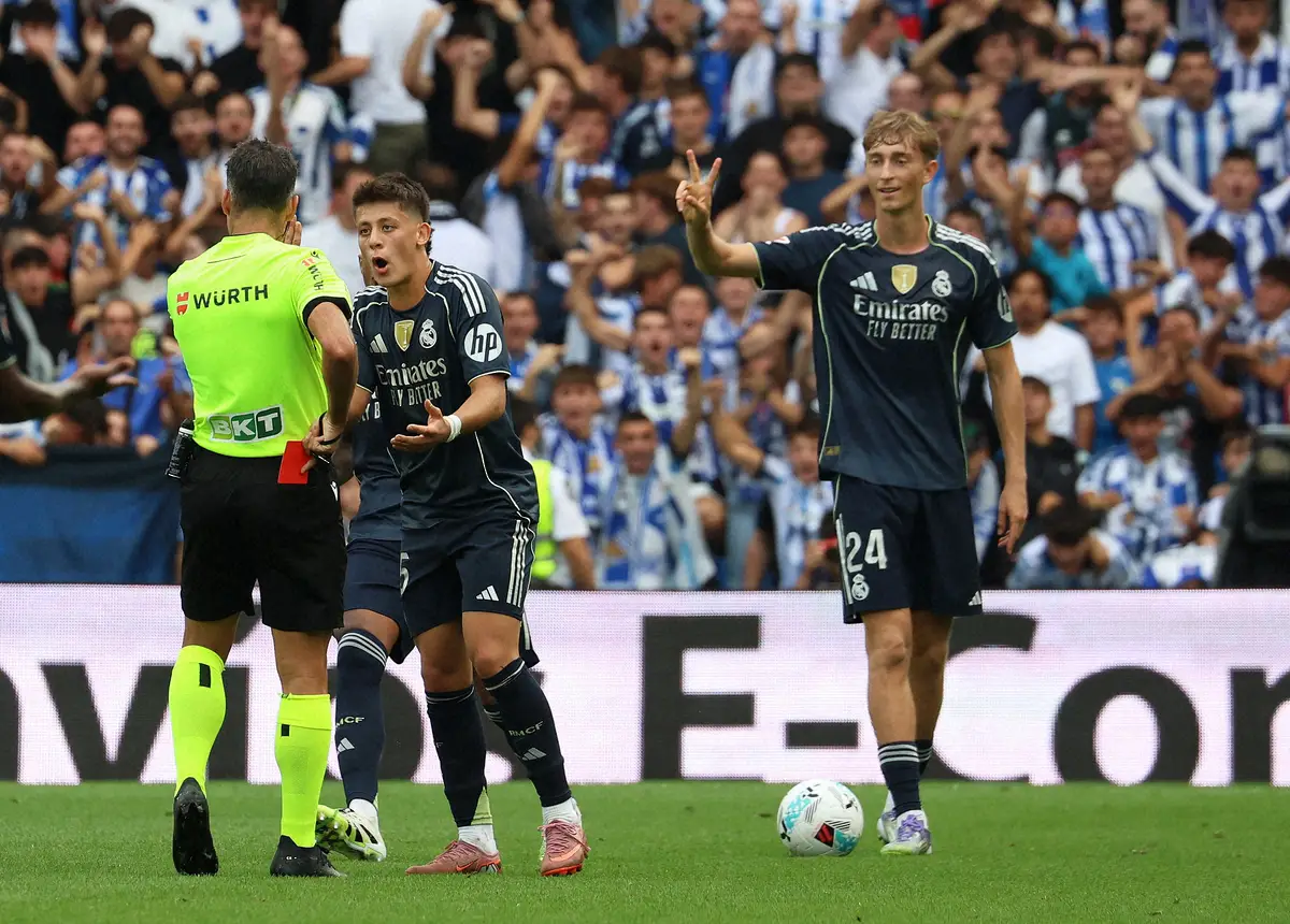 【画像・写真】Rソシエダード戦の前半、主審からレッドカードを提示され退場となるRマドリードDFハイセン（右）（ロイター）