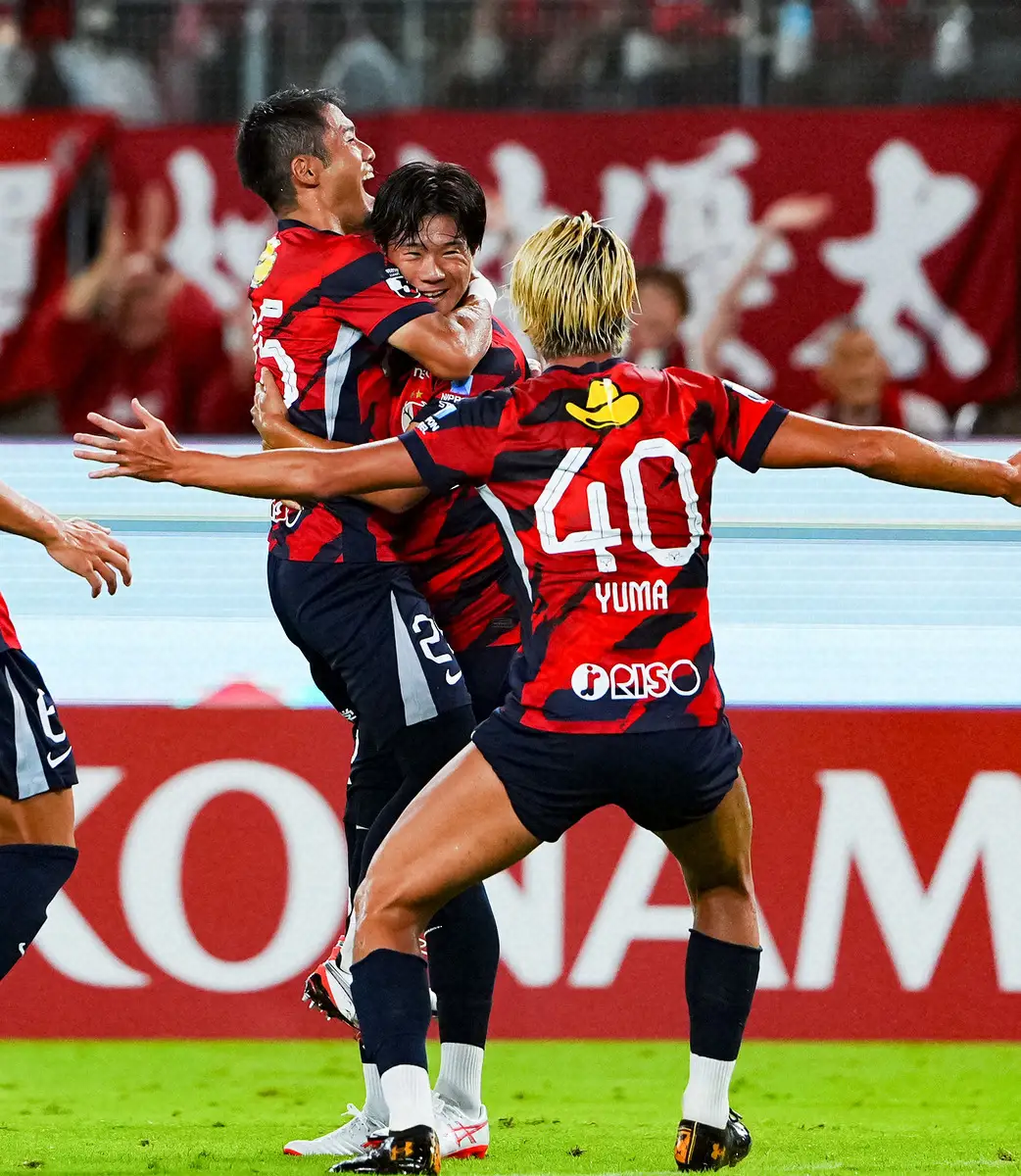 【画像・写真】＜鹿島・湘南＞後半、ゴールを決め祝福される鹿島DF濃野（中央）（撮影・会津　智海）