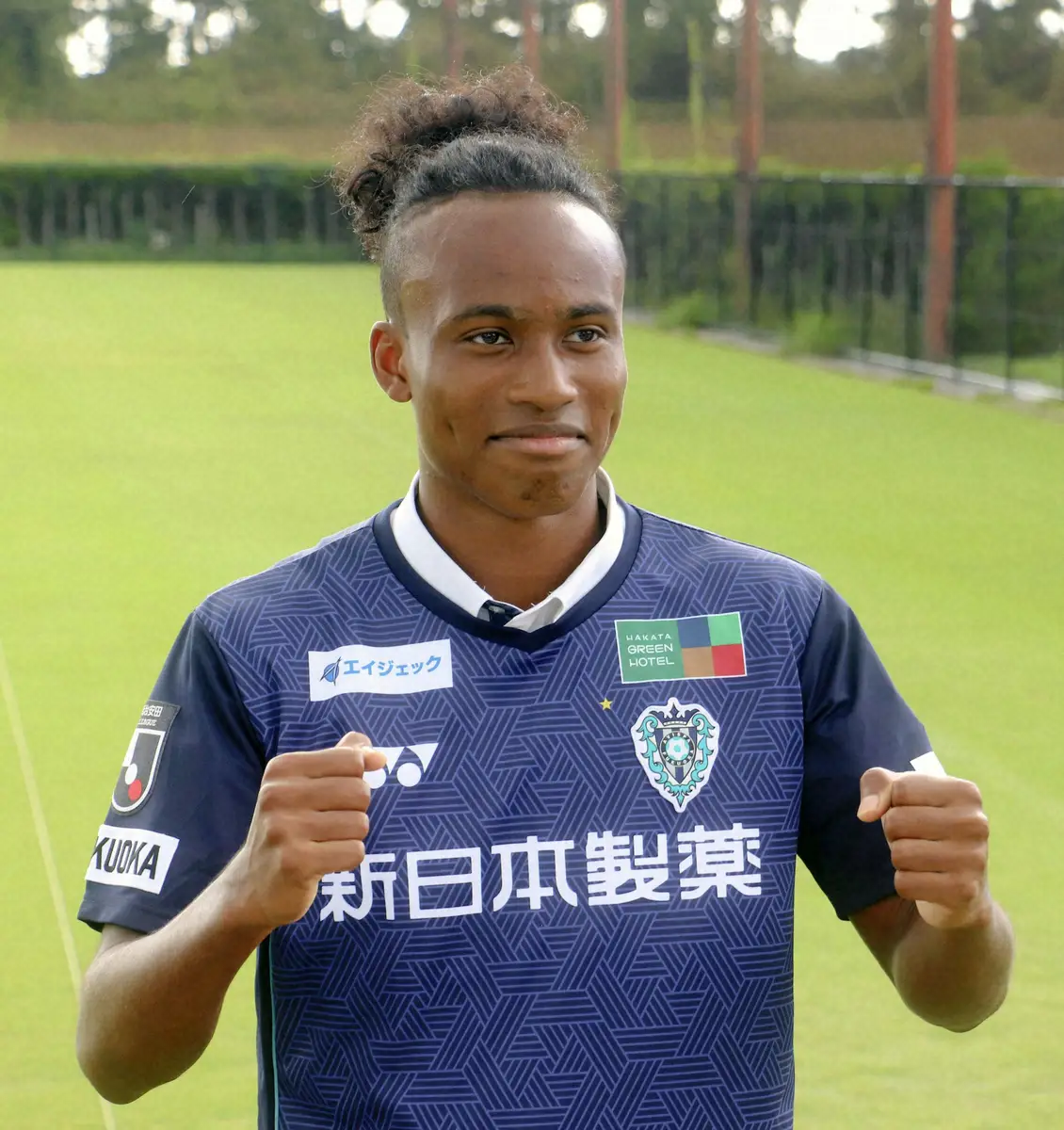 【画像・写真】J1福岡のユニホームを着てポーズをとるサニブラウン・ハナン