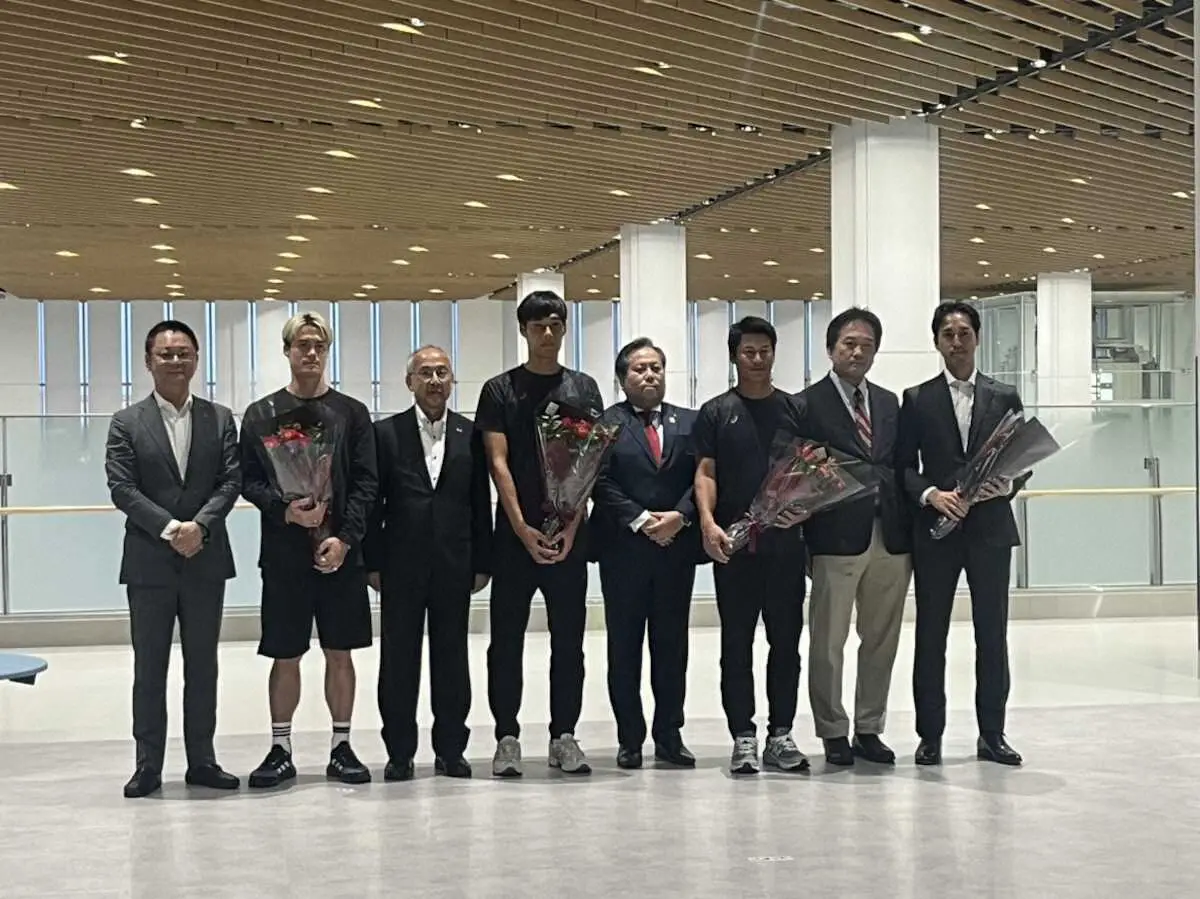 【画像・写真】神戸　神戸空港から初の国際線利用　吉田監督「ありがたい。試合に勝って帰ってきたい」