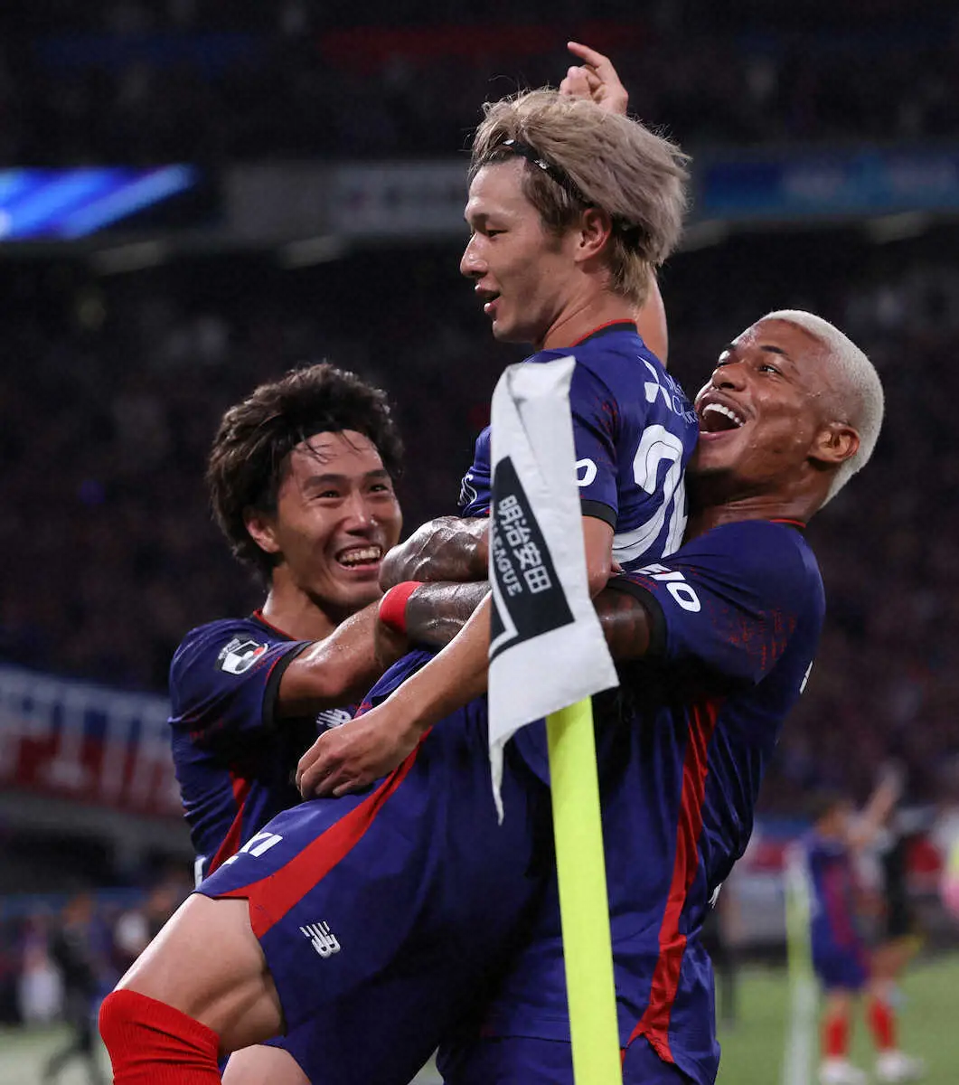 【画像・写真】＜FC東京・東京V＞後半、ゴールを決め喜ぶFC東京・長倉（中）（撮影・西海健太郎）
