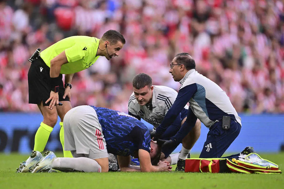 【画像・写真】ビルバオ戦の前半、治療を受けるアーセナルFWギョケレス（AP）