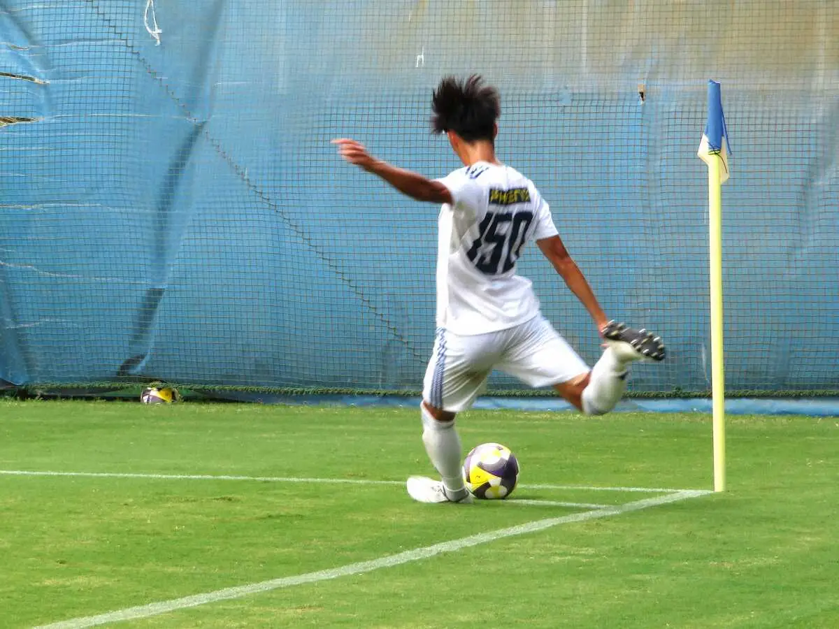 【画像・写真】大院大・MF遠藤楓仁が“古巣”と練習試合　父・保仁コーチ譲りのパス、CKでチャンスメーク