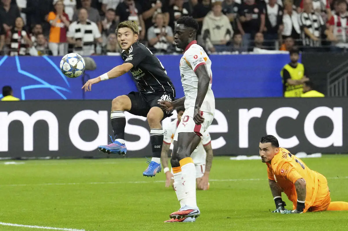 【画像・写真】ガラタサライ戦の前半、Eフランクフルトの堂安（左）が蹴ったボールがゴールインするも記録上はオウンゴールとなった（AP）