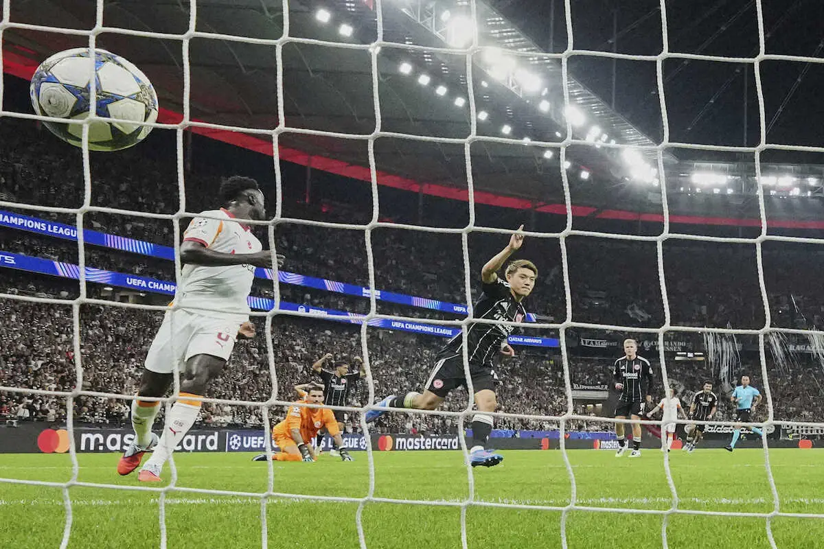 【画像・写真】ガラタサライ戦の前半、同点ゴールが決まり喜ぶEフランクフルトの堂安（中央）（AP）