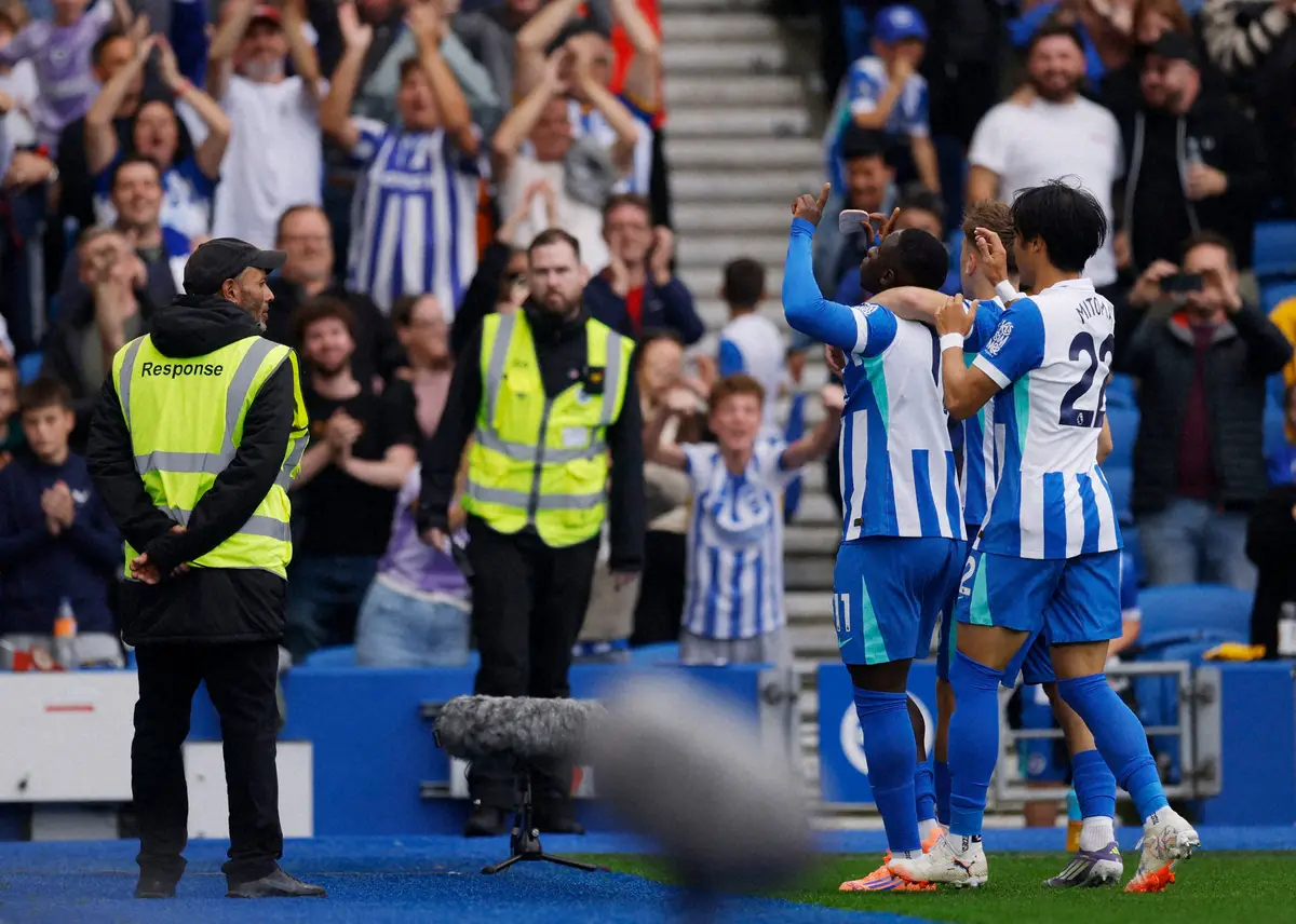 【画像・写真】トットナム戦の前半、ゴールを決めたミンテの元へと駆け寄るブライトン三笘（右端）（ロイター）