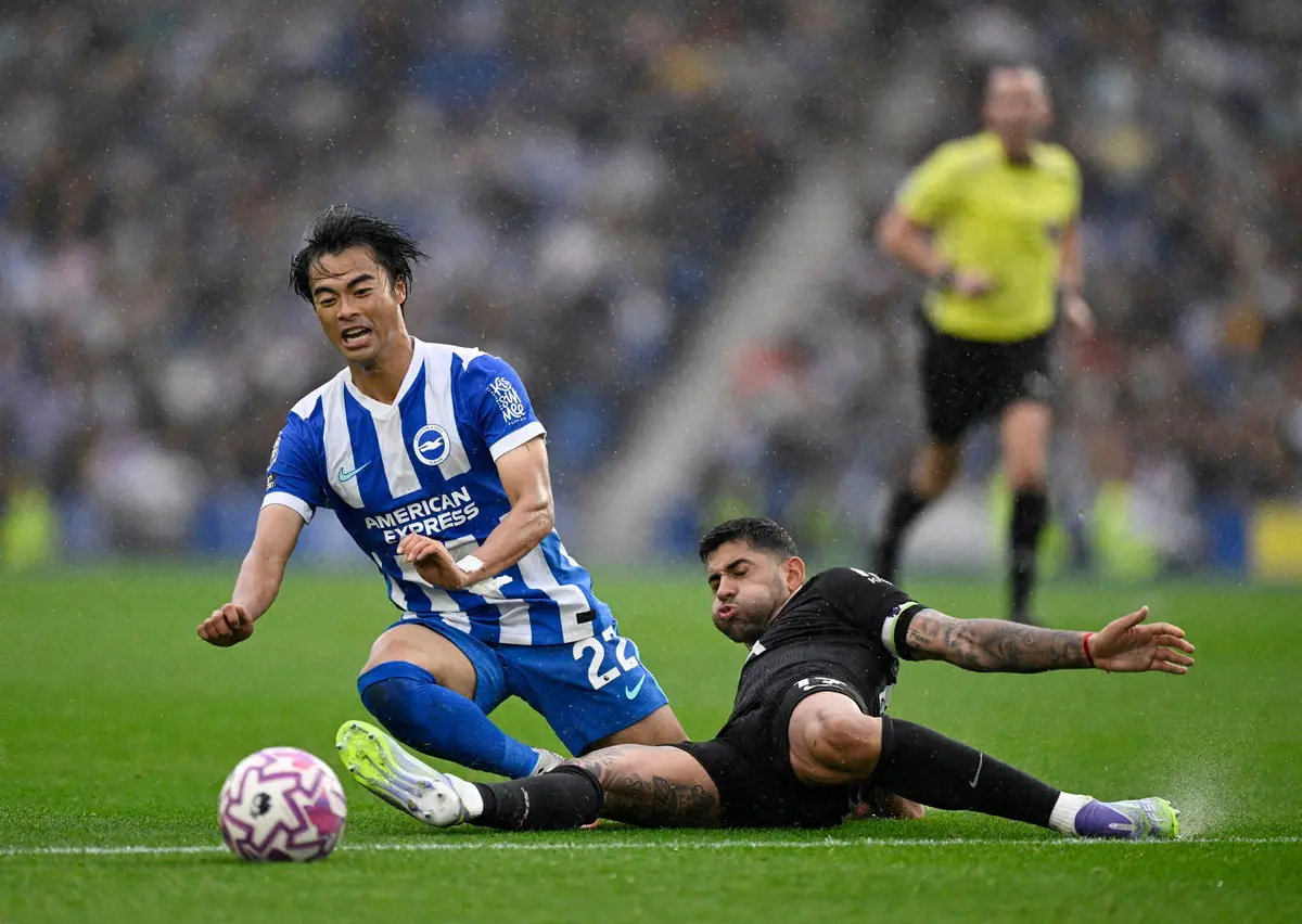 【画像・写真】トットナム戦の後半、ゴール前のチャンスを止められたブライトン三笘（左）（ロイター）