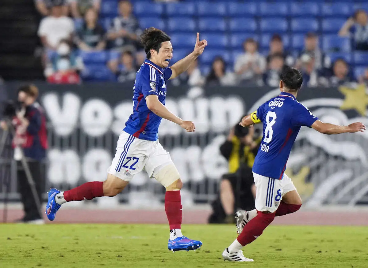 【画像・写真】前半、チーム2点目のゴールを決め、駆け出す横浜Mの角田（左）