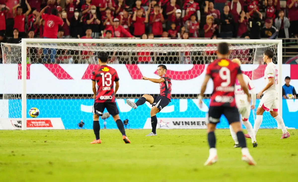 【画像・写真】＜鹿島・C大阪＞前半、パスを出す鹿島・植田（左から2人目）（撮影・河野　光希）