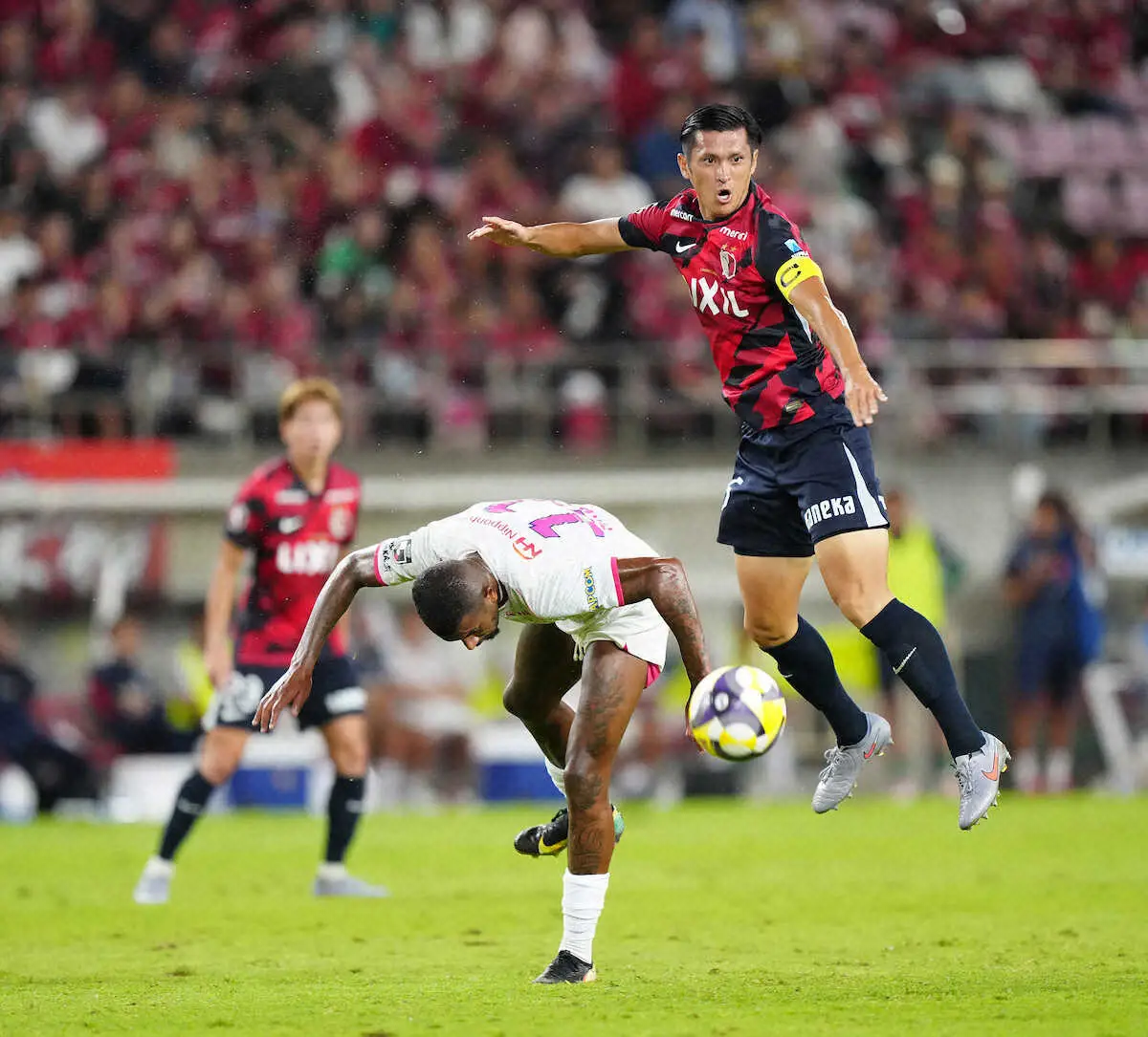 【画像・写真】＜鹿島・C大阪＞後半、C大阪のチアゴ・アンドラーデ（中央）と競り合う鹿島・植田（撮影・河野　光希）