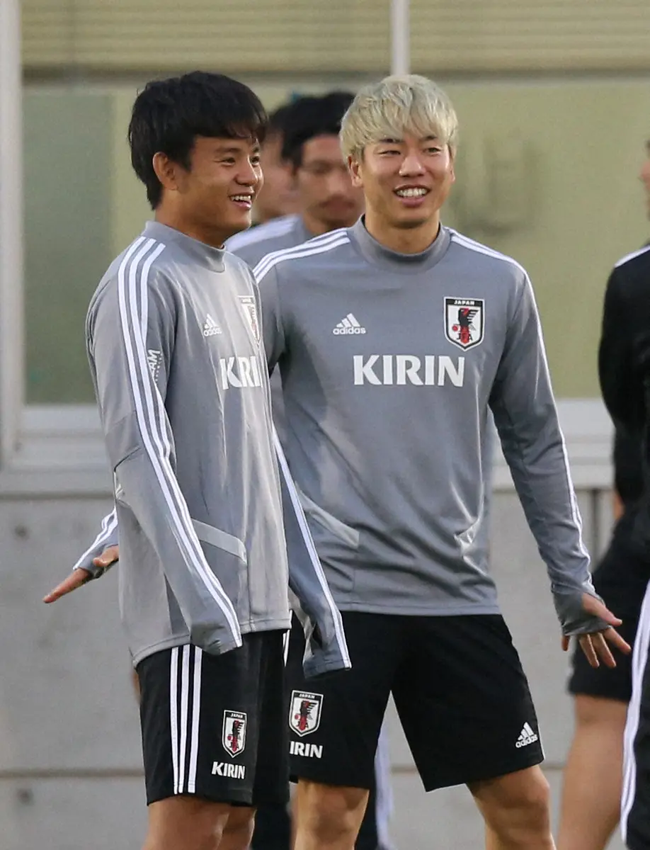 【画像・写真】19年10月、日本代表練習で笑顔の久保（左）と浅野