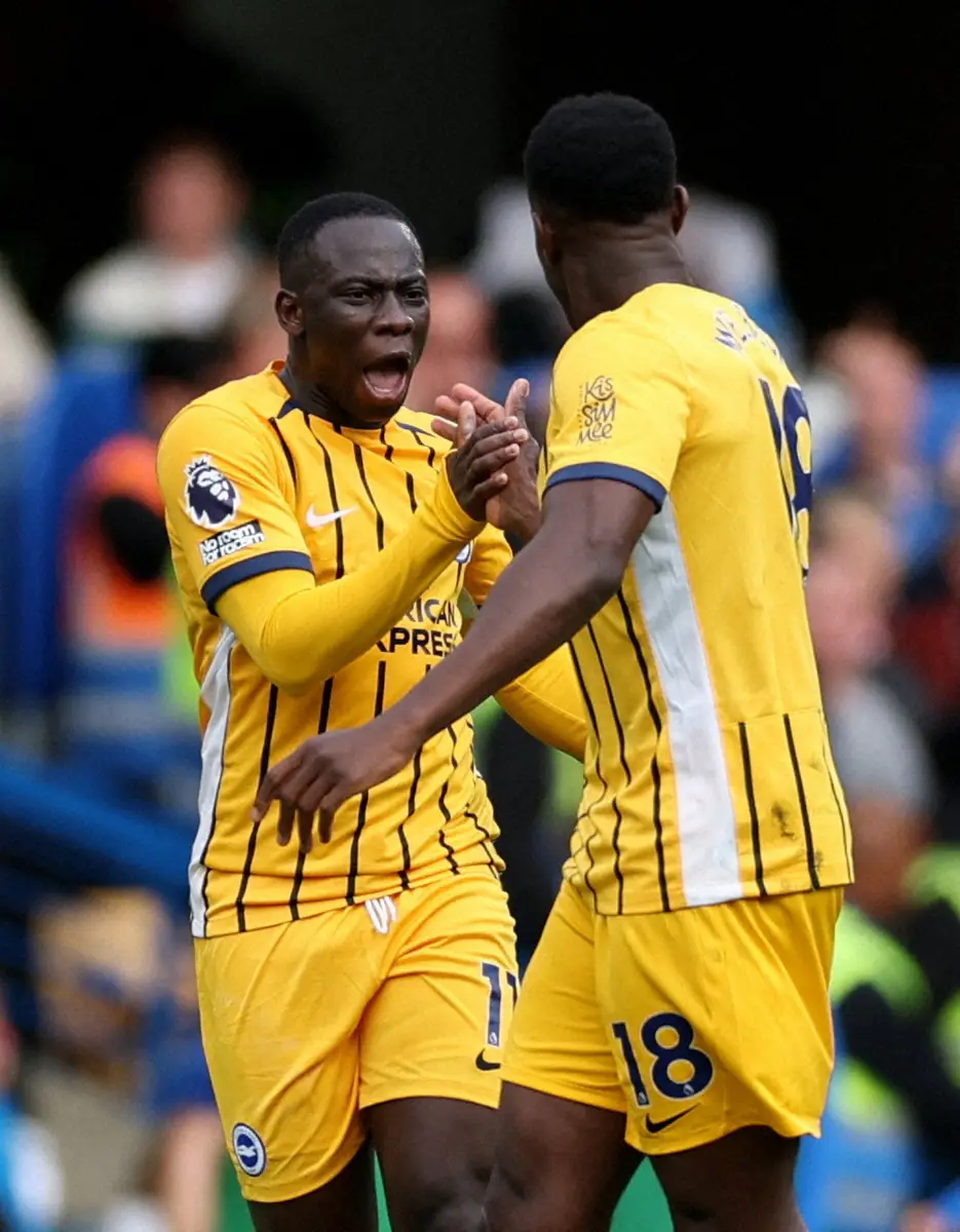 【画像・写真】チェルシー戦の後半、ゴールを決めたFWウェルベック（右）と喜び合うブライトンのFWミンテ（ロイター）