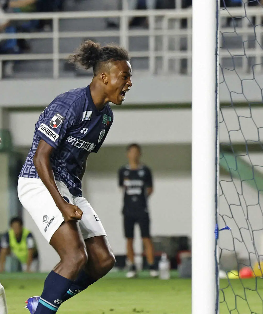 【画像・写真】広島戦の後半、ゴールを決めガッツポーズする福岡・サニブラウン