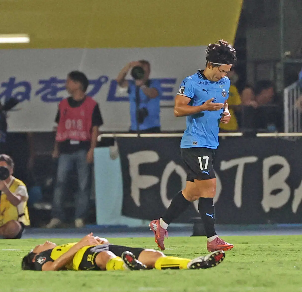 【画像・写真】＜川崎F・柏＞前半、ゴールを決め喜ぶ川崎F・伊藤（右）（撮影・西海健太郎）