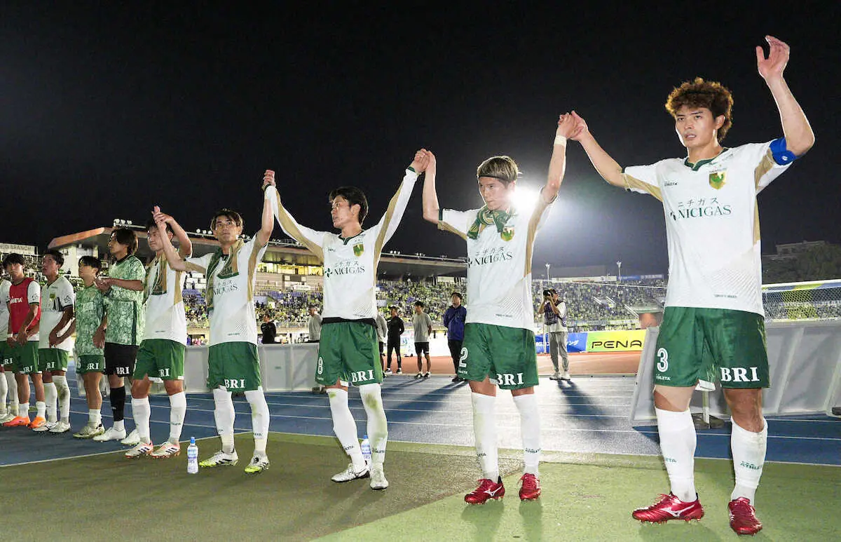 【画像・写真】湘南に競り勝ち、サポーターと喜びを分かち合う谷口（右端）ら東京Vの選手たち